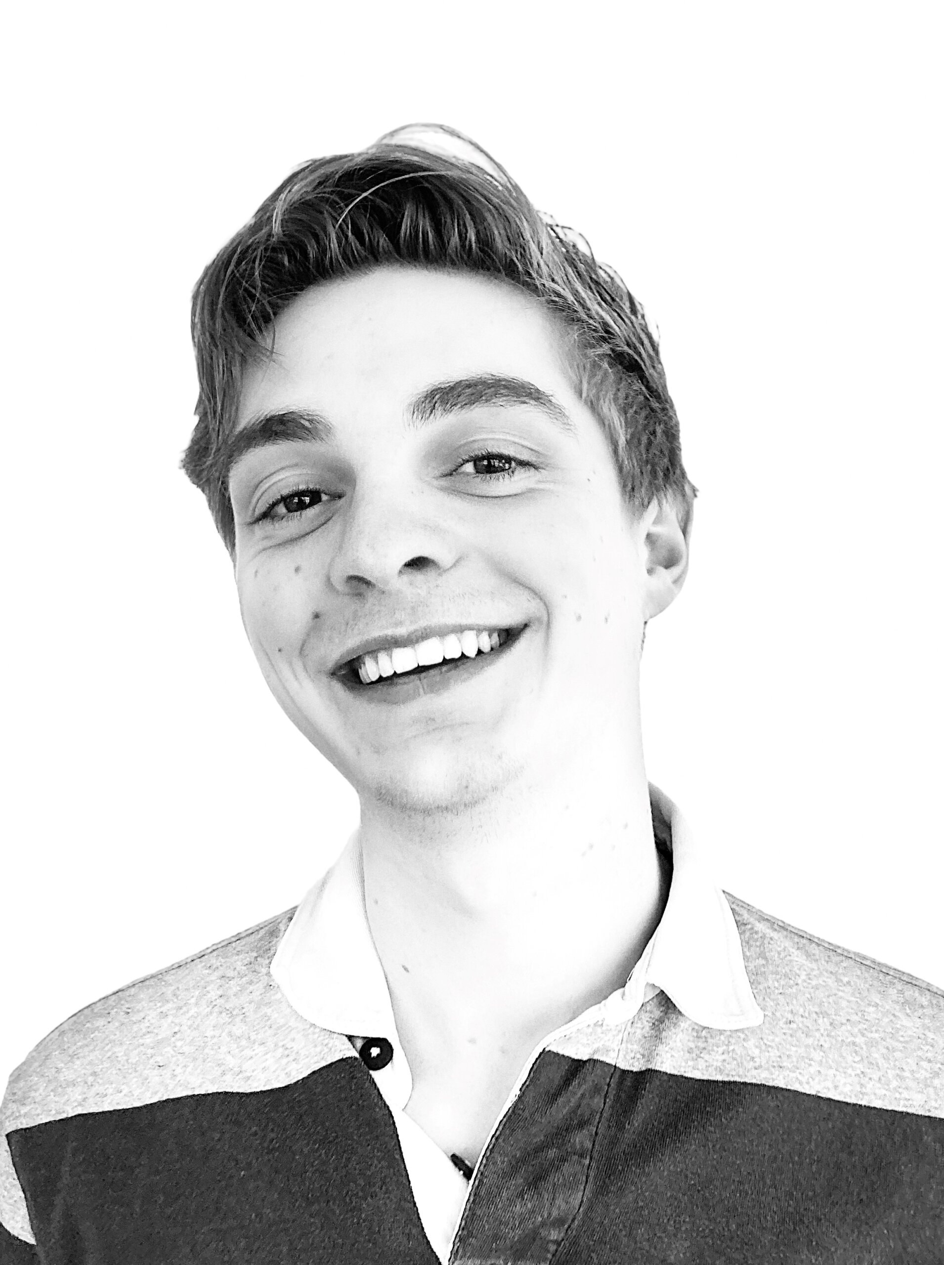 foto van een jongen aan het lachen in zwart wit