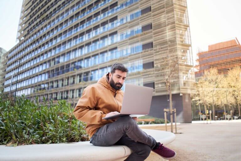 Man die een pentest buiten aan het uitvoeren is op een laptop