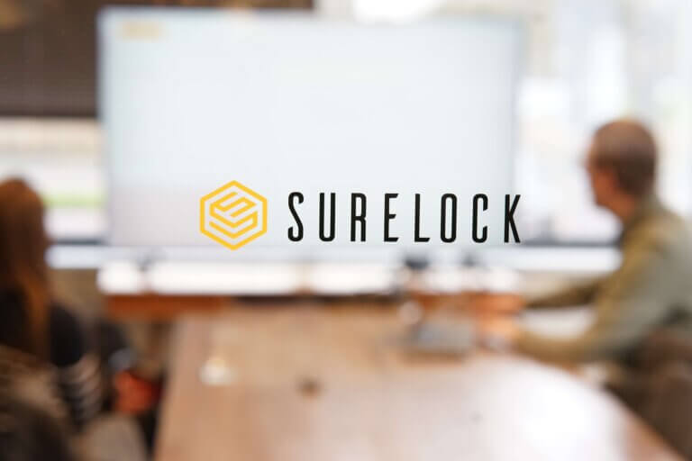 Surelock logo met achtergrond van het kantoor met cybersecurity maand